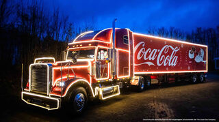 Knallrot und hell erleuchtet: Drei der aus der Fernsehwerbung bekannten Coca-Cola-Weihnachtstrucks stehen am 10. Dezember am Hockenheimring
