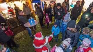 Stimmungsvoll: 2017 feiert die Siedlerweihnacht Premiere und begeistert dabei Besucher jeglichen Alters – die jüngsten darunter freuen sich seitdem besonders über den Besuch des Weihnachtsmannes.