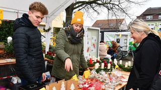 Begehrt: Julia Robl vom Jugendteam hatte mit Jugendlichen Adventskränze und Weihnachtsschmuck für einen guten Zweck angefertigt.