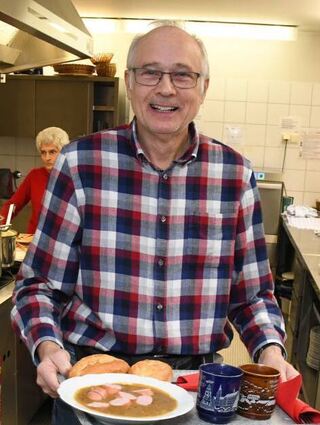 Beliebt: Die Erbsensuppe, von Roland Herold und weiteren Helfern serviert.