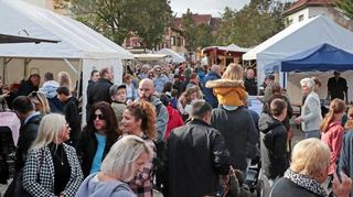 Bei gutem Wetter war auf der Straßenkerwe viel los, allerdings suchten die Gäste die Stände einiger Vereine diesmal auf dem Fest vergeblich.