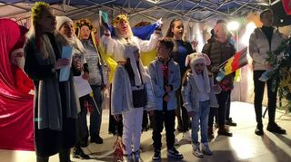 Der ukrainische Chor erfreut auf dem Weihnachtsmarkt mit einem gelungenen Auftritt auf der Bühne – nun kann man sich im Central Kino wieder treffen.