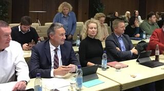 Gemeinderäte und zahlreiche Bürger nahmen an der Informationsveranstaltung zum geplanten Umbau der Kornstraße im Bereich der Schule teil.