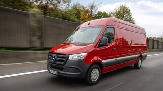 mid Stuttgart - Mercedes-Benz hat ein Vorserienfahrzeug des eSprinter auf eine besondere Testfahrt geschickt.