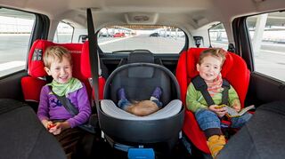 mid Groß-Gerau - Drei Kinder richtig auf der Rückbank angeschnallt.