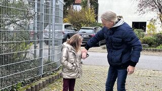 Jürgen Mörixbauer von SeSista übt eine Angriffsituation. Die Schülerin hat gelernt: Zubeißen eine Chance ist, sich zu befreien.
