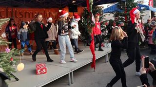 Die Hip-Hop-Gruppe der Tanzfreunde legt beim ersten Weihnachtsmarkt auf dem Marktplatz seit 2019 direkt mächtig los – rechts mit Nikolausmütze Trainerin Beccy Freiseis.