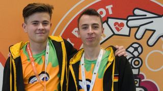 Jimmy Wehowski (links) und Christoffer Marschner repräsentieren die Rennstadt in der Dortmunder Westfalenhalle.