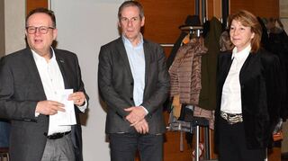 Bürgermeister Thomas Jakob-Lichtenberg (v. l.), Commercys Bürgermeister Jérôme Lefevre und Stephanie Raab begrüßen die Delegationen.