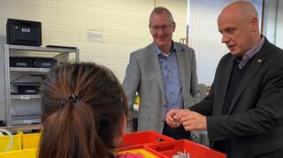 Geschäftsführer Wolfgang Thon (Mitte) und Landtagsvizepräsident Daniel Born beim Vor-Ort-Besuch in den Werkstätten.