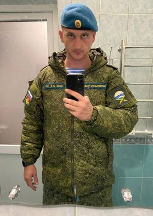 Pawel Filatjew als Fallschirmjäger in Uniform.