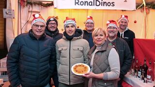 Ulrich Renkert (v. l.), Adi Plentz, Marcel Renkert, Stefan Schöfer, Olga Plentz, Jochen Gölitz und Oliver Goebel von den „RonalDinos“ bieten unter anderem deftige Waffeln an, inspiriert von einer Fernsehkochshow. Unbedingt probieren! „Schweini“ ist lecker!