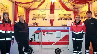 Ein richtig schön gestaltetes Zelt hat der Malteser Hilfsdienst Schwetzingen an diesem Wochenende auf dem Schlossplatz. Julia Schmidt (v. l.), Jörg Ott, Niklas Ott und Felix Conzelmann haben unter anderem Getränke wie „Apfelbums“ im Angebot.