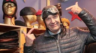 Reiner Bellwon ist aus dem Odenwald mit Freunden auf den Mark gekommen und probiert für das Zeitungsfoto im Atelier Stefan Stroheker eine coole Cabriohaube.