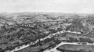 Rheinau nach 1900. Vorne die damals drei Hafenbecken mit den Fabriken. Die Kreuzung in der linken Bildhälfte oben ist der Karlsplatz, die von Bäumen gesäumte Straße rechts davon die heutige Relaisstraße, die Parallelstraße darunter die heutige Karlsruher Straße mit der Bahnlinie.