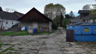 Auf dem Gelände des ehemaligen Schweinezuchtbetriebes in der Veith-Straße ent-stehen zwei Doppelhaushälften und 20 Reihenhäuser mit Carports und Stellplätzen sowie Haustechnik-Garage. Der Gemeinderat genehmigt das Vorhaben.