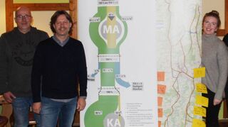 Jürgen Sauer (v. l.) von der Eppelheimer Liste, Dr. Jörg Rauch, Alexandra Ulrich und Dr. Erich Zahn von der Bürgerinitiative „Keine Bahntrasse“ sowie EL-Sprecher Bernd Binsch informieren über Alternativen zur von der Bahn geplanten Trasse.