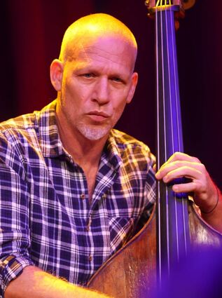 Avishai Cohen ist ein fantastischer Jazzer und performt am Bass einfach genial. Das war in der Wollfabrik zu erleben.
