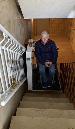 Wolfgang Eppel demonstriert, wie er zum Fahrstuhl in seinem Wohnhaus kommt.