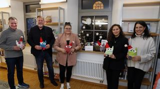 Freuen sich über die gelungene Adventsfenster-Aktion: Stadtrat Markus Fuchs, OB Marcus Zeitler, Nina Auer (Stadtbibliothek), Linda Hoti (Stadtverwaltung) und Nina Unglenk-Baumann (Pumpwerk).