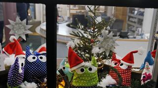 Glupschaugen und Nikolausmützen: Diese lustigen Stoffgesellen begrüßen die Betrachter aus einem der dekorierten Adventsfenster der Stadtbibliothek.