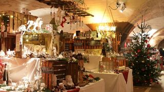 Die Türen zur Traben-Trarbacher Unterwelt öffnen sich zum Mosel-Wein-Nachts-Markt: In ehemaligen Weinkellern – wie hier im Keller des Hotels Moselschlösschen – präsentieren Kunsthandwerker und Aussteller der Region ihre Erzeugnisse.