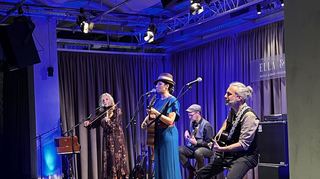 Sängerin Tokunbo und ihre großartige Band mit (von links) Anne de Wolff, Christian Flohr und Ulrich Rode auf der Bühne des restlos ausverkauften Ella & Louis.