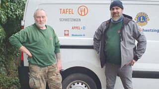 Die beiden ehrenamtlichen Fahrer der Tafel Schwetzingen, Andreas Babb (v. l.) und Sascha Sturm, würden sich sehr über Verstärkung freuen.