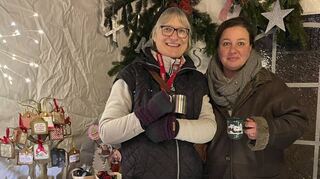 Selbst gemachte Kosmetik und Glückwunschkarten haben Iris Nagel-Martin (r.) und Antje Järger für ihren Stand vorbereitet.
