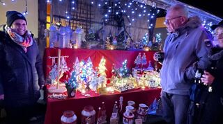 Beim Stand von Melanie Dosch auf dem Glühweinfest der Kleintierzüchter stöbern Wolfgang Hemberger und seine Frau Monika nach ersten Weihnachtsgeschenken.