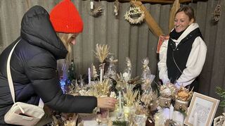 Stöbern erwünscht: Bei Stefanie Bernd gibt es auf dem Glühweinfest der Kleintier-züchter schöne Trockengestecke im Angebot.