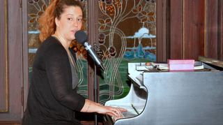 Liese-Lotte Lübke nimmt am Flügel der Villa Meixner kein Blatt vor den Mund, wenn es darum geht für das Leben, die Liebe, Kunst und Kultur die Stimme zu erheben.