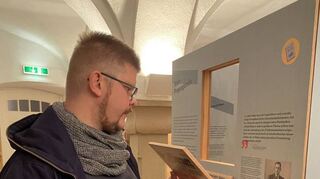 Interaktive Ausrichtung: Pfarrer Tobias Habicht beschäftigt sich ebenfalls eifrig mit der Ausstellung, hier explizit zum Thema „Nazi-Propaganda.“