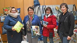 Gabi Hildebrandt (r.) fertigt aus alten Jeans und anderen Materialien Taschen, Beutel und vieles mehr. Cecile, Inge und Heike (v. l.) sind als Kunden begeistert.