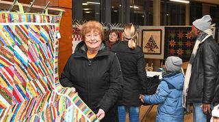 Sonja Treiber ist Mitglied der Quilt-Gilde und zeigt beim Kunsthandwerkermarkt ihr Kunstwerk aus Stoff.