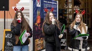 Vor dem Rathaus unterhält die Gruppe „Happy“ aus Gniezno die Besucher mit Weihnachtsliedern.