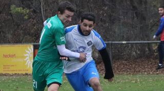 Philipp Mehr (l.) – in diesem Bild im Zweikampf mit Christian Brenner – ist später der Torschütze zum 3:1 für Ketsch.