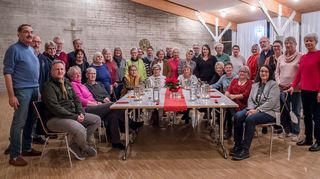 Teil des Helferteams bei der Jahresabschlussfeier derNachbarschaftshilfe:
Im linken vorderen Bereich mit rosanem Pulli Maria Meyer Leiterin der Einrichtung, Eingerahmt von (l.) Mark Hillengass Kirchengemeinderat und (r.) Herrmann Anschütz Ehrengast (seit über 20 Jahren Buchhaltung für die Einrichtung). Bild: Lackner