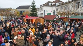 Schon bei der Eröffnung des Weihnachtsdorfes herrscht reger Betrieb auf dem Schulhof und vor der Bühne.