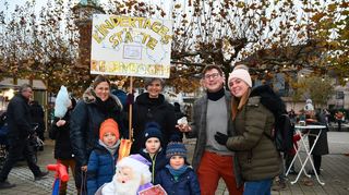 Daniela und Venelina von der Kindertagesstätte Postillion verkaufen mit Unterstützung der Kinder Leonard, Ayk und Felix Weihnachtsgebäck aus dem Bollerwagen.