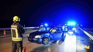 Der Fahrer des VW kollidierte auf seiner Fahrt mit einem anderen Auto - vermutlich stand er unter Drogeneinfluss.