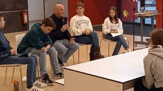 Daniel Born zu Besuch im Privatgymnasium, um Fragen zu beantworten.