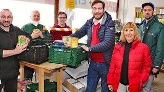Spende für den Tafelladen „Appel + Ei“: Alexander Schweitzer (v.l.), Klaus Ranzinger, Nils Melkus, Andreas Sturm, Rita Erny und Sebastian Timm übergeben die Kisten.