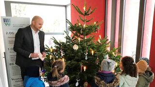 Besuch bei Bürgermeister Pascal Seidel am Weihnachtsbaum: Einige Kinder der Albert-Schweitzer-Kindertagesstätte erklären ihm alles Wesentliche.
