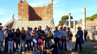Die Reisegruppe vor dem Jupiter-Juno-Minerva-Tempel im Zentrum von Ostia Antica.