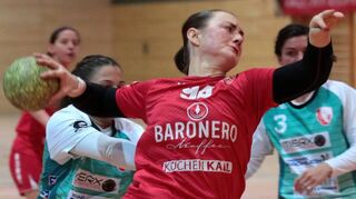In der Nordstadthalle schlägt die HG Oftersheim/Schwetzingen – hier die siebenmal erfolgreiche Karolin Kolb – die HSG St. Leon/Reilingen 31:25.