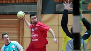 HG-Spieler Lukas Braun im Badenligaderby beim Wurf auf das Tor von Daniel Unser. Christian Decker von der HSG St. Leon/Reilingen kann nur zuschauen.