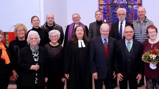 Eingerahmt vom Kirchenchor und Pfarrerin Eva Weiser (vorn), hinter ihr Pfarrer Matthias Zaiss, sowie Pfarrerin Esther Kraus (hinten, r.) strahlen die drei Jubilare neben Pfarrerin Weiser Werner Kube, Klaus Wörner und Andrea Reisigel um die Wette.