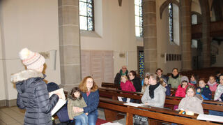 Elena Matern, die Sprecherin des Familiengottesdienst-Teams, fragt in der Kirche St. Kilian, wer gerne welche Rolle spielen würde. Bei mehreren Bewerbern gibt es ein „Casting“. Bilder: Montalbano