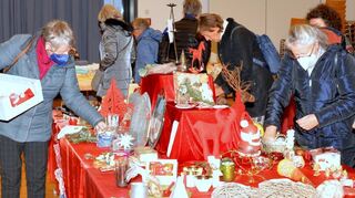 Nicht nur Weihnachtliches zieht die vielen Besucher bei der Verkaufsaktion des Zonta-Clubs an.